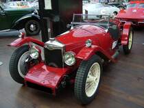 Riley Nine Brooklands. 1928 - 1932. Das Modell Brooklands war die Roadstervariante der Nine-Baureihe. Zustzlich gab es noch das Tourenmodell Monaco und Limousine Kestrel. Das Chassis des Brooklands war allerdings ca 28 cm krzer, als das der viersitzigen Wagen. Der 4-Zylinderreihnmotor mit 1.087 cm Hubraum leistete in der Regel ca. 29 PS. Der abgelichtete Wagen stammt aus dem Erstbesitz der Tochter des Firmenmitbegrnders Percy Riley und ist Baujahr 1930. Eine Leistungskur lt bei diesem Wagen die Motorleistung aus ca. 70 PS erstarken. Classic Remise Dsseldorf am 01.04.2013.