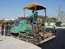 Nun muss der  XCMG RP451L  eine lngere Strecke asphaltieren.
Shouguang, 16.10.11