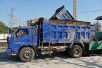 Auch hier fhrt wieder ein kleinerer Kipper mit Asphalt heran...
Shouguang, 16.10.11