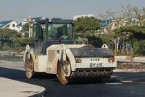 Die Tandemwalze  Xushou XD120  fhrt direkt hinter dem Asphaltfertiger her.
Shouguang, 16.10.11 