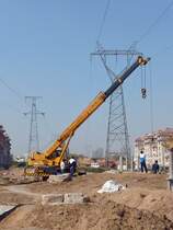 Groer Teleskopkran auf einer Baustelle in Shouguang, 16.10.11 
Die Hochspannungsleitung ist sicher nicht abgeschaltet...