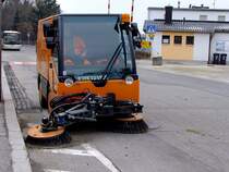 Kehrmaschine MFH-2500, der Stadtgemeinde Ried i.I. beim Sauberhalten der Straenzge; 130402