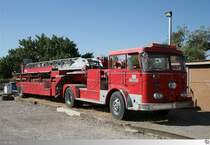 Old and Rusty: Am Route 66 Iron Hog Restaurant and Saloon in Oro Grande, Kalifornien / USA steht diese ehemalige Tiller Ladder des Los Angeles Fire Department. Aufgenommen am 28. September 2011.