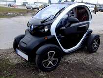 RENAULT-TWIZY bringt eine Leistung von 13KW, und mu nach rd.80Kilometern wieder an die Steckdose; 130402