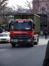 Nachdem der MB Actros die Abrollmulde von einer Baustelle geholt hat am 04.04.13 in Mainz machte er sich auf den Weg zur Deponie 