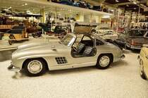  Macht hoch die Tr, die Tor macht weit, es kommt das Auto der Herrlichkeit!  Sehen und erfrchtig geniessen.....und denken wenn alle neuen Autos so schn wren....unerreicht...der Flgeltrer.....dann kann nach meiner Meinung auch der Neue nicht mithalten. Sinsheim 30.3.2013