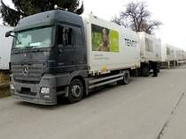 ACTROS-1836 holt bei einer Mbelerzeugungsfirma bereitgestellte Wechselaufbauten ab; 130315