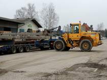 Volvo L90D hievt ausgemusterte Oberleitungsbetonmasten auf den bereitgestellten Sattelauflieger; 130405