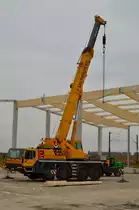 Liebherr-Autokran der Firma Hallenbau Br�nninghoff unweit von Allerheiligen. 5.4.2013