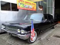 CADILLAC Fleetwood, wurde anl�sslich des St.Martiner Kirtages mit einer US-Flagge verziert; 130407
