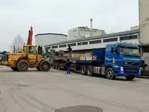 VOLVO FH 500 wird mit alten Oberleitungsbetonmasten beladen; 130405