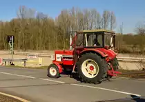 Harvester International beim �berqueren der Kbs 495 am Sonntag den 7.4.2013. 