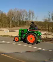 Ein kleiner Deutz-Traktor �berquert den Bahn�bergang bei Tilmeshof.7.5.2013