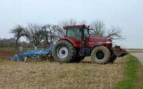 Case 7250, Allradschlepper bei der Saatbeetbereitung, April 2013 