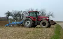 Case 7250, Allradschlepper bei der Saatbeetbereitung, April 2013 