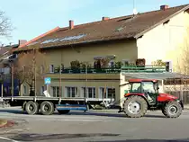 CASE JXU-85, zieht einen Flachwagen hinter sich her; 121229