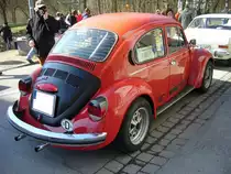 VW Typ 1  WM-K�fer  von 1974. Von diesem Sondermodell gelangten nur 300 Fahrzeuge in den Verkauf. Es standen vier Farben zur Auswahl: cliffgr�n, rallyegelb, leuchtorange und senegalrot, in dem der abgelichte K�fer lackiert ist. Die Motorisierung stammt vom 1303. Es gab dieses Sondermodell auch als Cabriolet. Meines Wissens wurden diese Fahrzeuge aber nur an die Spieler und Trainer der 1974´er Weltmeistermannschaft verschenkt. Oldtimertreffen Kokerei Zollverein am 07.04.2013.