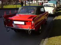 Heckansicht eines Amphicar 770. 1961 - 1968. Wenn man genau hinsieht, kann man unterhalb der Hecksto�stange die beiden  Schiffsschrauben  erkennen. Oldtimertreffen Kokerei Zollverein am 07.04.2013.