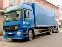 ACTROS-1841 bei der Zustellung von Waren, wobei auch �bersch�ssiges Verpackungsmaterial wieder abtransportiert wird; 130103