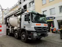 ACTROS-4141 mit F�rderband,  liefert bei einer Innenstadtbaustelle Beton in den Pumpenwagen; 130404