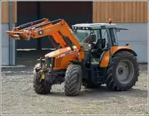 Am 04.04.2013 wartet dieser Massey Ferguson 6470 auf seinen n�chsten Einsatz.