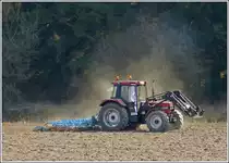 Endlich mal ein etwas w�rmer Tag im April und schon wird auf dem Feld gearbeitet, wie hier ein Case 956 XL mit einer Federegge, um nach dem langen Winter den Boden zu lockern zum Einbringen des Saatgutes. 07.04.2013