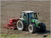  Deutz Traktor mit einer Getreides�hmaschine gesehen am 07.04.2013. 