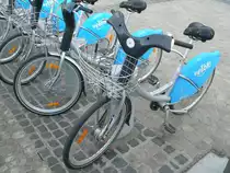 vel�H! im Detail:
- 3 Gang-Schaltung
- verstellbarer Sattel (etwas zu wenig verstellbar f�r gr��ere Fahrer)
- Scheibenbremsen
- LED-Beleuchtung vorne und hinten (w�hrend der Fahrt immer an)
(ohne Gew�hr, pers�nliche Beobachtung)

R�der werden an festen Stationen innerhalb der Stadt Luxembourg ausgeliehen und zur�ckgegeben, es gibt 7-Tage-Karten und Jahreskarten, beide am Automaten erwerbbar. 7.4.2013, Station Helleg Geescht - Plateau Saint Esprit