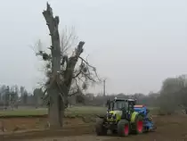 Ein Traktor vom Typ  Claas 640 Arion  zwischen Lintgen und Mersch in Luxemburg. Hier greift das Prinzip  viele Augen sehen mehr als eins , denn Hans und ich w�hlten unterschiedliche Zoomstufen, resultierend in einem doch sehr unterschiedlichen Motiv: http://www.fahrzeugbilder.de/bild/Traktoren~Claas~Alle/80377/claas-640-arion-traktor-mit-bodenauflockerer.html  8.4.2013