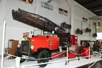 Alte Drehleiter der Feuerwehr T�hringen - Hof in Sinsheim im Technik Museum am 23.02.2013.