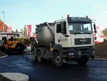 MAN TGA33.430 begibt sich vor den wartenden Asphaltfertiger; 121019