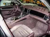 Der Porsche Panamera hat einen sehr heimigen Innenraum. Foto: am 23.03.2013 gehaltene Auto Motor und Tuning Show