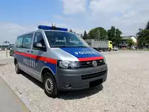VW-T5 d. �sterr. Bundespolizei wartet auf Fu�ballfan´s; 120517