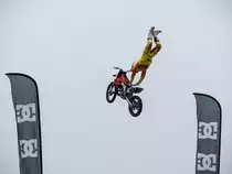 Motocross Freestyle mit KTM auf dem Auto Motor und Tuning Show 2013 (ende M�rz).