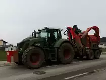 FENDT-930Vario ist mit einer Holzhackmaschine am Weg zum n�chsten Einsatzort; 130404