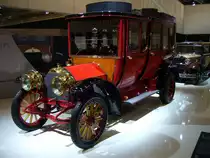 Mercedes Simplex Reisewagen. Der 4-Zylindermotor hat unglaubliche 9.235 cm� Hubraum und leistet 60 PS. Der 60 PS, so die offizielle Verkaufsbezeichnung, wurde von 1902 - 1905, in etlichen Karosserievarianten angeboten. Die Herrschaften im Fond sa�en auf feinsten Brokatpolstern, w�hrend der Chauffeur auf einem strapazierf�higem Ledersitz hockt. Techno Classica Essen am 14.04.2013.