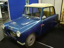 Mochet Dreiradkleinwagen von 1957. Bereits kurz nach Kriegsende begann die Firma Mochet in Puteaux bei Paris mit der Herstellung von dreir�drigen Kleinstfahrzeugen. Der abgelichtete Mochet entstammt dem Jahr 1957. Techno Classica Essen am 14.04.2013.