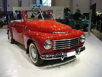 Volvo PV 445 Valbo-Cabriolet von 1953. Auf der Basis des Lieferwagenfahrgestelles des PV 445 wurden bei der Karosseriefabrik Valbo zehn Vollcabriolets gebaut. Volvo lieferte ein Fahrgestell mit Motorhaube, vorderen Kotfl�geln und Spritzwand, das bei Valbo mit einem Holzrahmen mit einem Holzrahmen versehen wurde. Danach wurden Stahlbleche aufmontiert. Ein solches Cabriolet kostete 1953 mit 20.000 schwedischen Kronen mehr als doppelt soviel, wie ein normal Buckelvolvo. In diesem Modell wurde noch der B4B-Motor mit 1.4l Hubraum und 44 PS verbaut. Techno Classica Essen am 14.04.2013. 