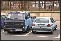 Eine Volkswagen T3-DoKa und ein Golf 2 auf dem Parkplatz beim 45. ADAC-Renn-Slalom an der Steintrib�ne in N�rnberg am 14. April 2013.