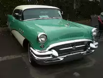 Buick Special 40 Riviera Hardtop Coupe des Jahrganges 1955. Die Reihe Special 40 war 1955 und 1956 die preisg�nstigste Variante im Buick Programm. Dar�ber rangierten die Serien Super 50, Century 60 und Roadmaster 70. Der Einstiegspreis f�r das abgelichtete Riviera Hardtop Coupe lag bei US$ 2.332,00. Dieses Coupemodell rollte 1955 in 155.818 Einheiten vom Band. Die Motorisierung besorgt ein V8-motor mit 4.324 cm� Hubraum und 188 PS. Au�engel�nde der Techno Classic Essen am 14.04.2013.