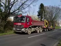 Ein Mercedes Benz Actros Baukipper mit Transporth�nger am 15.04.13 in Maintal 