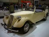 Citroen 15 CV Six Convertible von 1939. Im Februar 1939 wurden auf Basis des sechszylindrigen Spitzenmodell 15 CV Six sieben Cabrioletkarosserien vorbereitet. Es wurden jedoch nur drei Fahrzeuge komplettiert. Der abgelichtete Wagen ist einer davon. Der Motor mit 2.867 cm� Hubraum leistet 77 PS und beschleunigt den schnittigen Wagen auf ca.140 km/h. Gem�� des Kennzeichens m��te das Cabriolet im D�partment Loire zugelassen gewesen sein. Techno Classica Essen am 14.04.2013.
