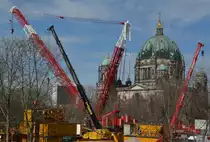 750 tonnen  Raupen-Kran von Riga-Mainz GmbH auf der U-Bahn Baustelle in Berlin. Er hebt die Schildvortriebsmaschine und Teile vom Schiff in die Baugrube. Beobachtet am 15.04.2013. Im Hintergrund der Berliner Dom.  