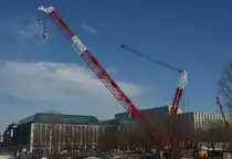 750 tonnen  Raupen-Kran von Riga-Mainz GmbH auf der U-Bahn Baustelle in Berlin. Er hebt die Schildvortriebsmaschine und Teile vom Schiff in die Baugrube. Beobachtet am 15.04.2013    