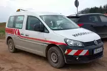 VW Caddy der Firma  KASSECKER  steht an der Laugenleitungsbaustelle in der Gemarkung von 36100 Petersberg-Marbach im April 2013