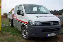 VW T5 der Firma  KASSECKER  steht an der Laugenleitungsbaustelle in der Gemarkung von 36100 Petersberg-Marbach im April 2013
