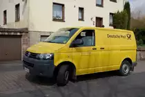VW T5 als Zustellerfahrzeug der  DEUTSCHE POST  unterwegs in 36100 Petersberg-Marbach im April 2013