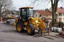 JCB ZX der Firma  KRAUS  steht an einer Baustelle in der Ortslage von 36100 Petersberg-Marbach im April 2013