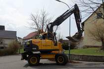 Volvo EW 160C steht auf einer Baustelle in der Ortslage von 36100 Petersberg-Marbach im April 2013