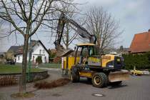 Volvo EW 160C der Firma  KRAUS  steht auf einer Baustelle in der Ortslage von 36100 Petersberg-Marbach im April 2013